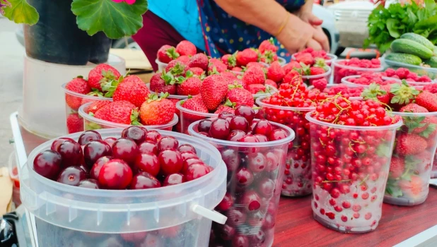 Ягоды, фрукты и грибы на площади Спартака в Барнауле.