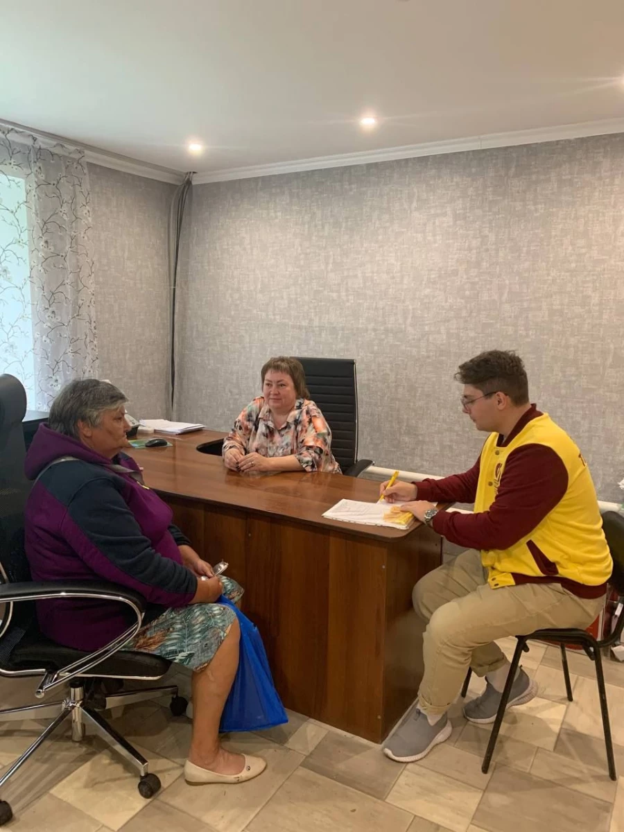 К депутату АКЗС Евгении Боровиковой обратились во время личного визита пожилые жители Солонешенского района.