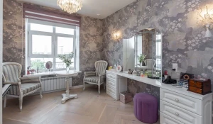 Квартира с обилием цветов продается в Барнауле за 25 млн рублей