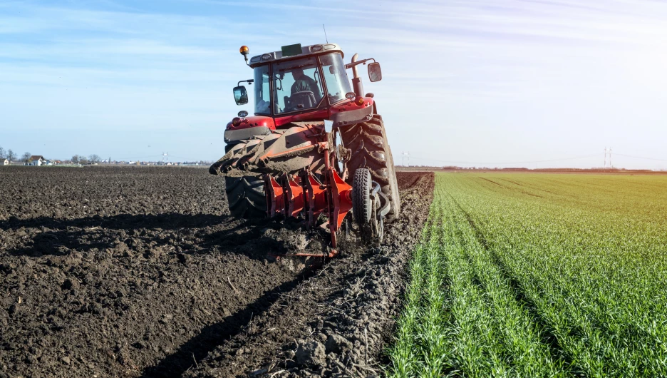Обработка поля трактором.