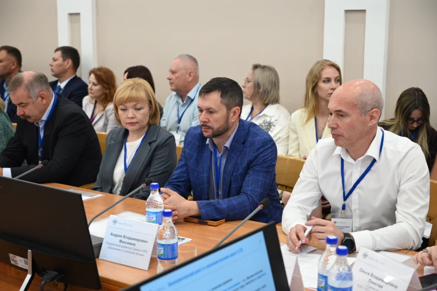 Артем Поломошнов, председатель совета директоров ПКФ «Силикатчик» (справа).