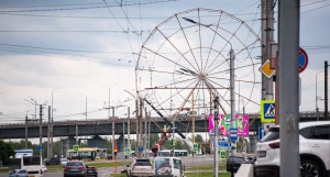 Колесо обозрения на набережной Барнаула.