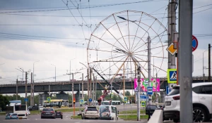 Колесо обозрения на набережной Барнаула.