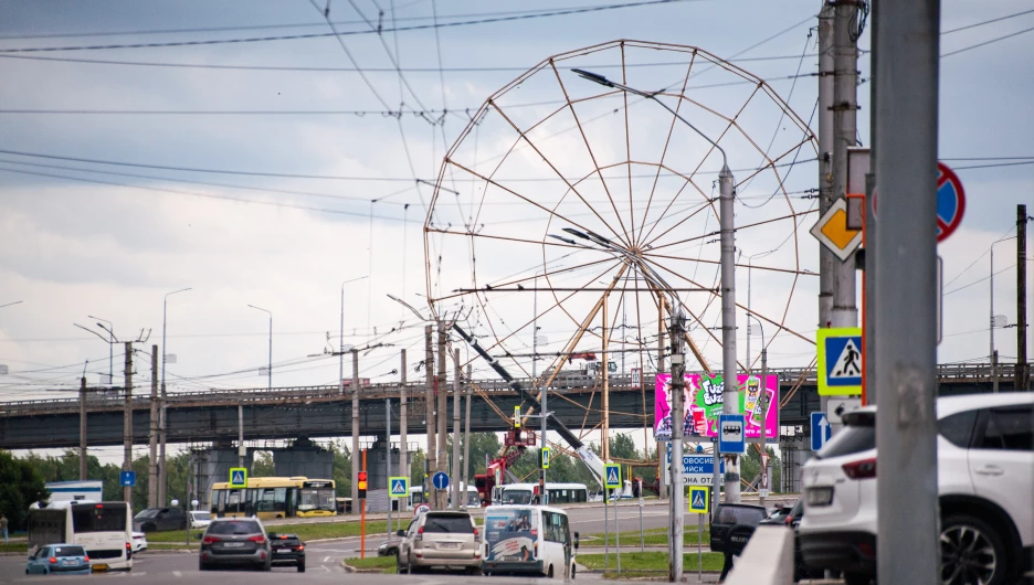 Колесо обозрения на набережной Барнаула.