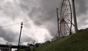 Колесо обозрения на набережной Барнаула.
