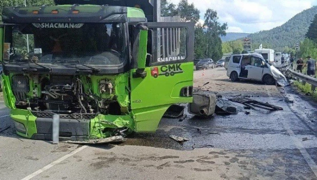 В страшном ДТП на Алтае погибли три новосибирца, включая ребенка.