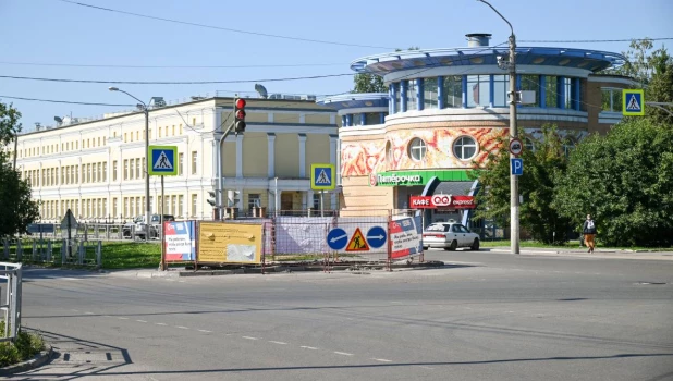 Ограничат движение по ул. Профинтерна в Барнауле