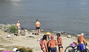 Барнаульцы вышли покупаться и позагорать под жгучим солнцем.