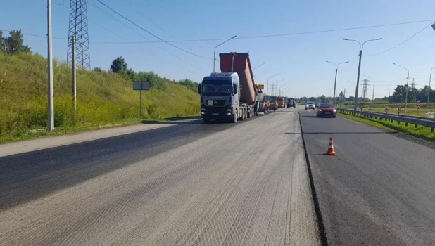 Дорожники начали асфальтировать Правобережный тракт.