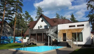 Коттедж с вайбом зарубежной виллы продается в Барнауле за 150 млн рублей