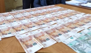 Шесть иностранцев пытались дать взятки сотрудникам миграционной службы.