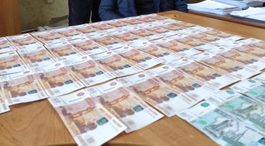 Шесть иностранцев пытались дать взятки сотрудникам миграционной службы.