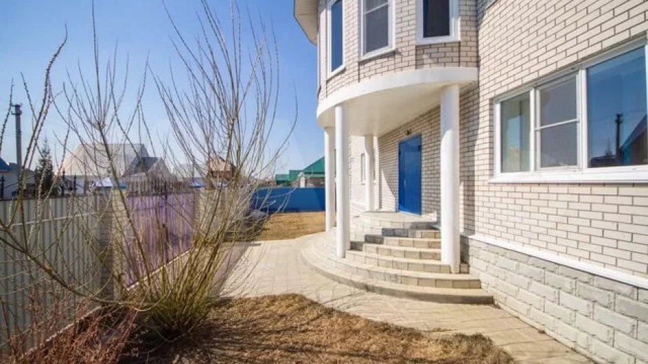 Барнаульцам предлагают купить разноцветный коттедж за 65 млн рублей.