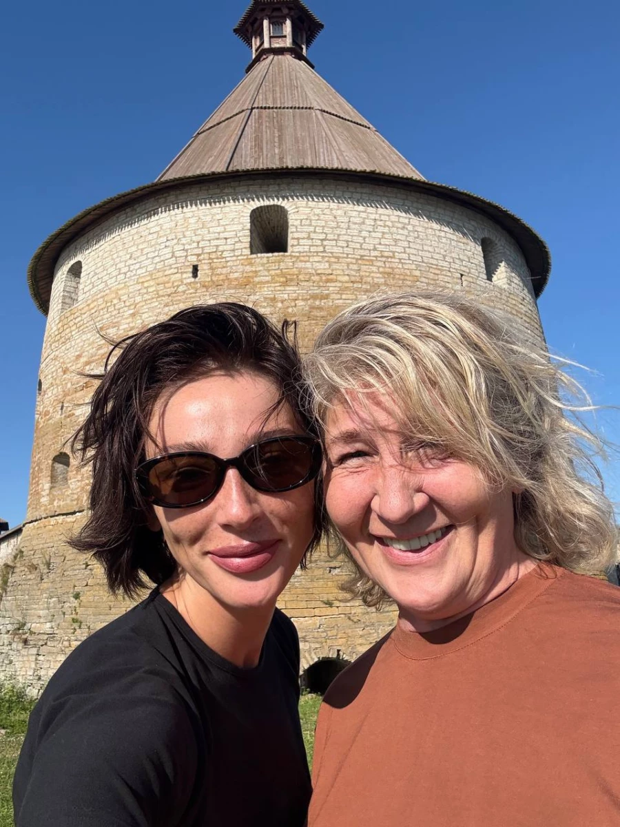 Настя Ивлеева гуляет с мамой по Ладоге.