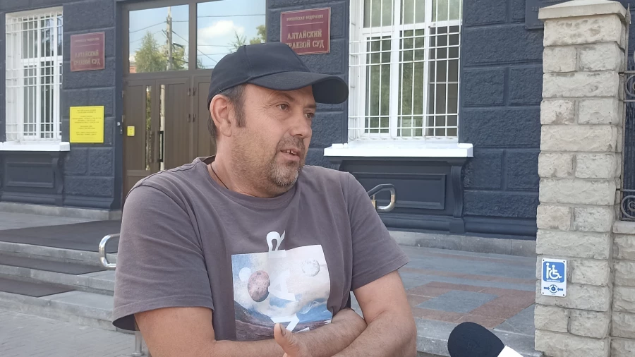 Андрей Карл, брат экс-главы барнаульского полигона ТКО Виктора Карла.
