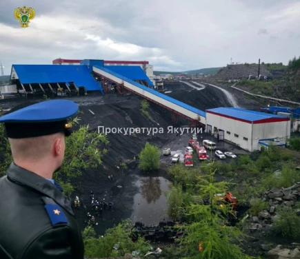 Автобус упал с обрыва в Якутии.