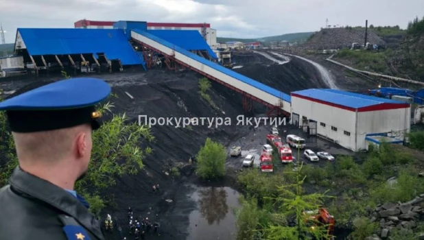 Автобус упал с обрыва в Якутии.