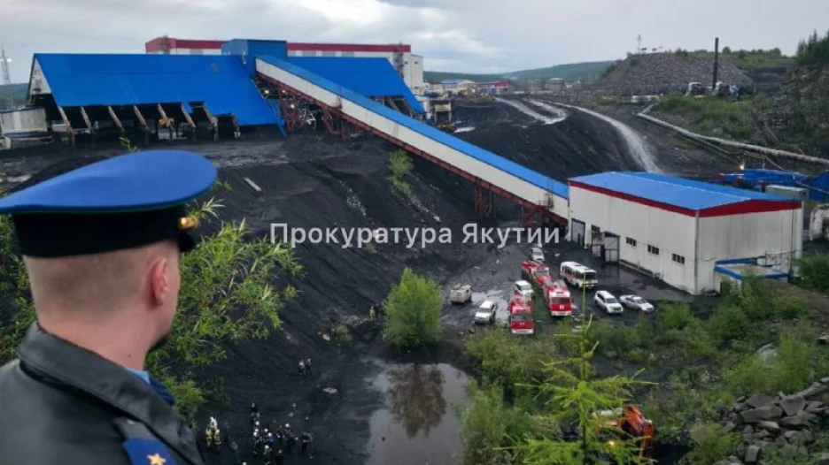 Автобус упал с обрыва в Якутии.