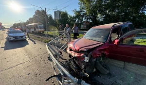 Из-за массового ДТП в Барнауле машина впечаталась в ограждение. 