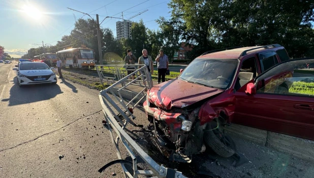 Из-за массового ДТП в Барнауле машина впечаталась в ограждение. 