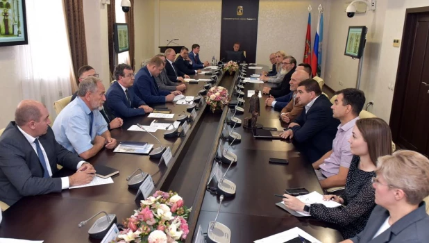 Мэр Барнаула Вячеслав Франк провел совещание, посвященное теме установки памятных знаков и благоустройству территории.