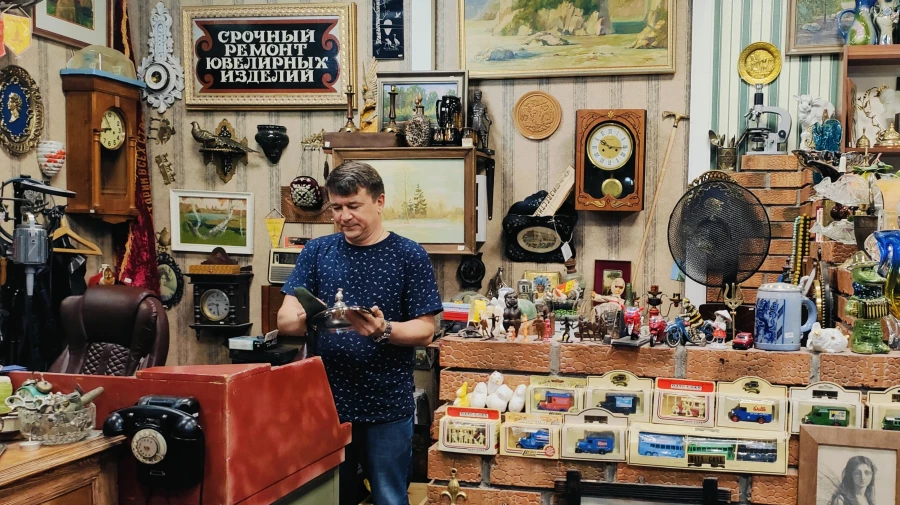 Антикварный магазин «Тавюр». Алексей протирает крышечку.