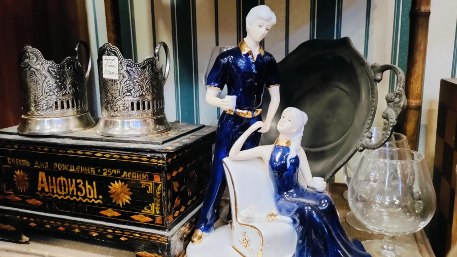 Антикварный магазин «Тавюр». Фарфоровые статуэтки.