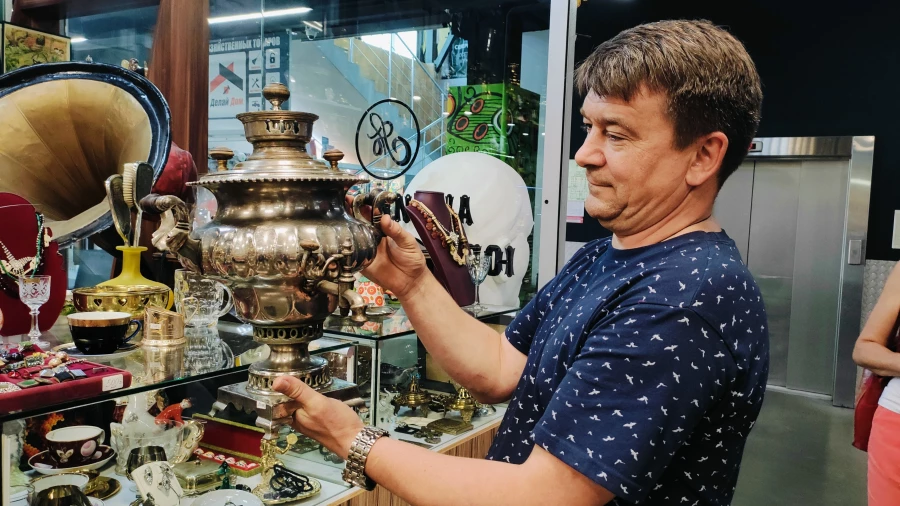 Антикварный магазин «Тавюр». Владелец Алексей Толокольников. 