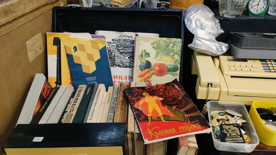 Антикварный магазин «Тавюр». Старые книги.