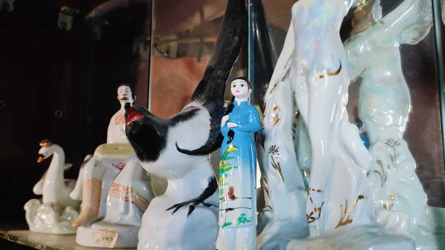 Антикварный магазин «Русская старина». Фарфоровые статуэтки.