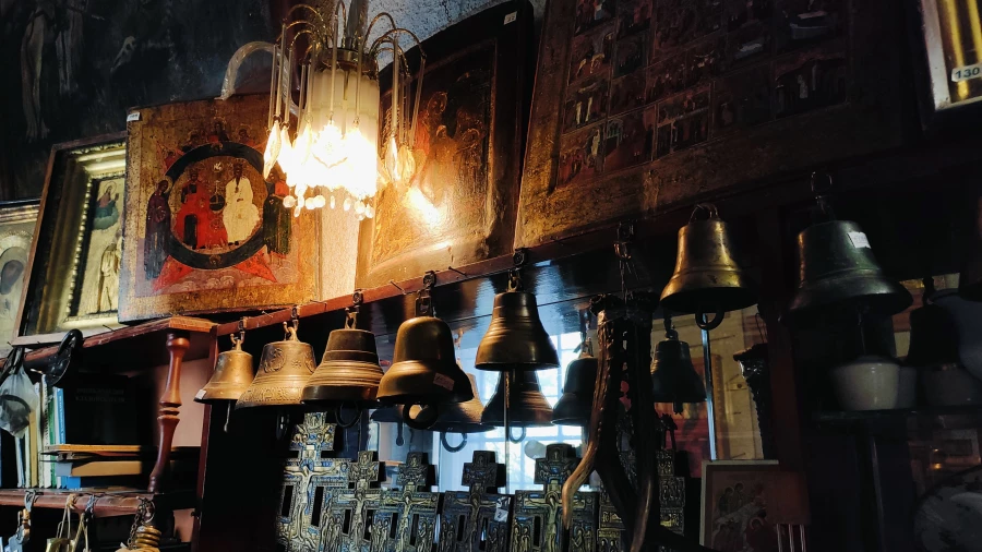 Антикварный магазин «Русская старина». Иконы и колокольчики.