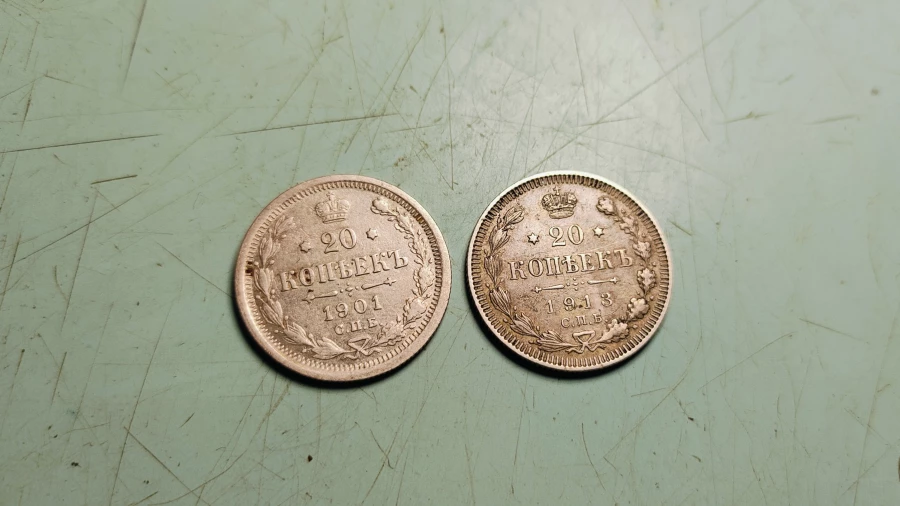 Антикварный магазин «Русская старина». Монета слева — оригинал, справа — подделка.