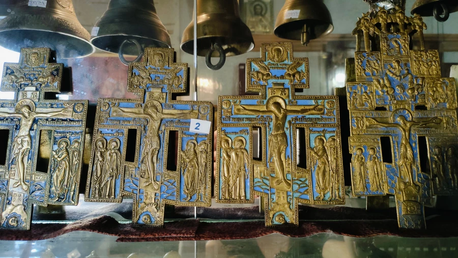 Антикварный магазин «Русская старина». Распятия.