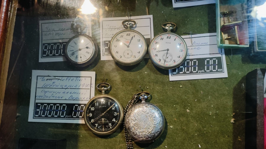 Антикварный магазин «Русская старина». Часы.