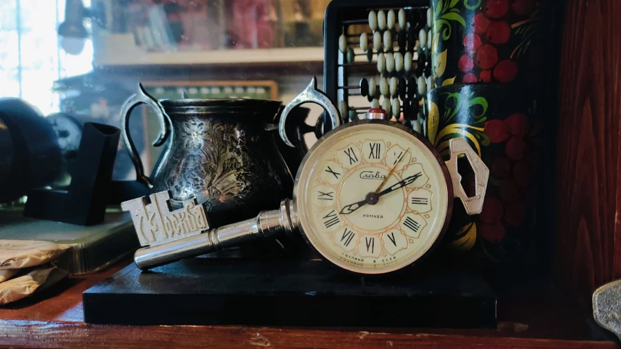 Антикварный магазин «Русская старина». Часы в форме ключа.