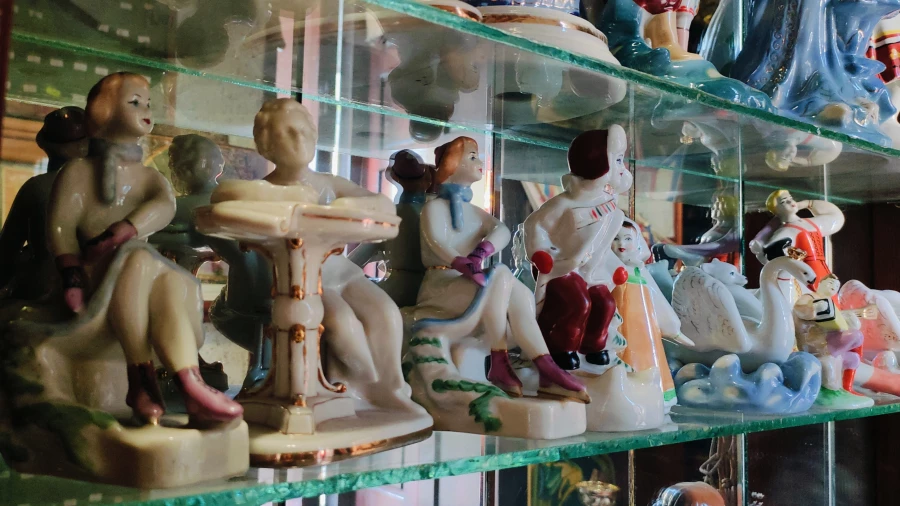 Антикварный магазин «Русская старина». Фарфоровые статуэтки.