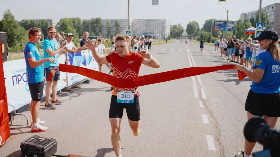 Спортивный забег «Прочный сплав» (победитель дистанции на 6 км Константин Соловьев).