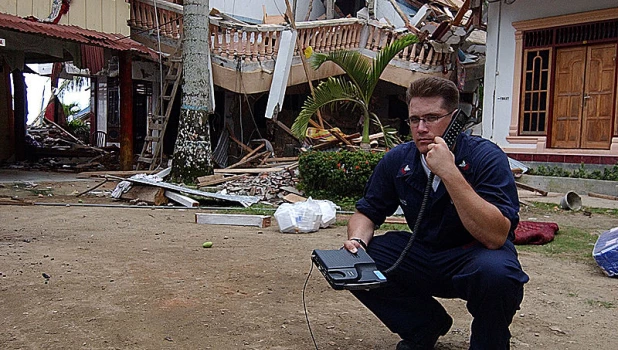 Спутниковый телефон на индонезийском острове после землетрясения в 2005 году.