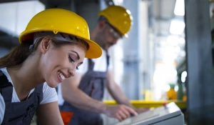 Рабочие на производстве.