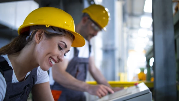 Рабочие на производстве.