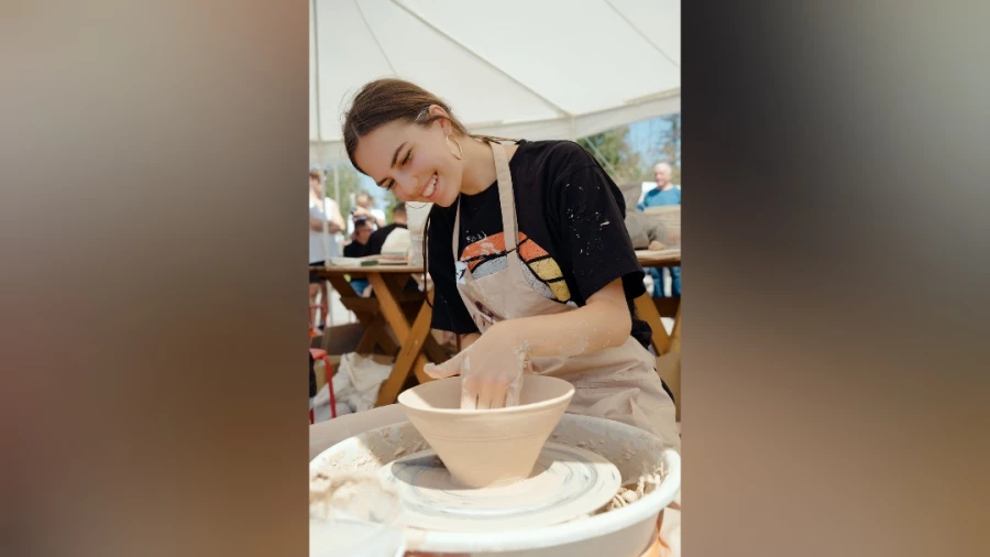 Ученица мастера-гончара Михаила Бывших и преподаватель школы Manos София Авдонина.