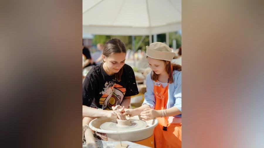 Ученица мастера-гончара Михаила Бывших и преподаватель школы Manos София Авдонина.