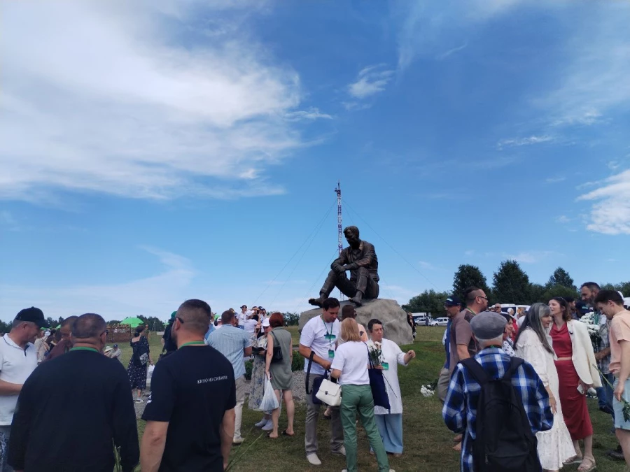 Гости фестиваля возложили цветы к монументу писателя на традиционной церемонии