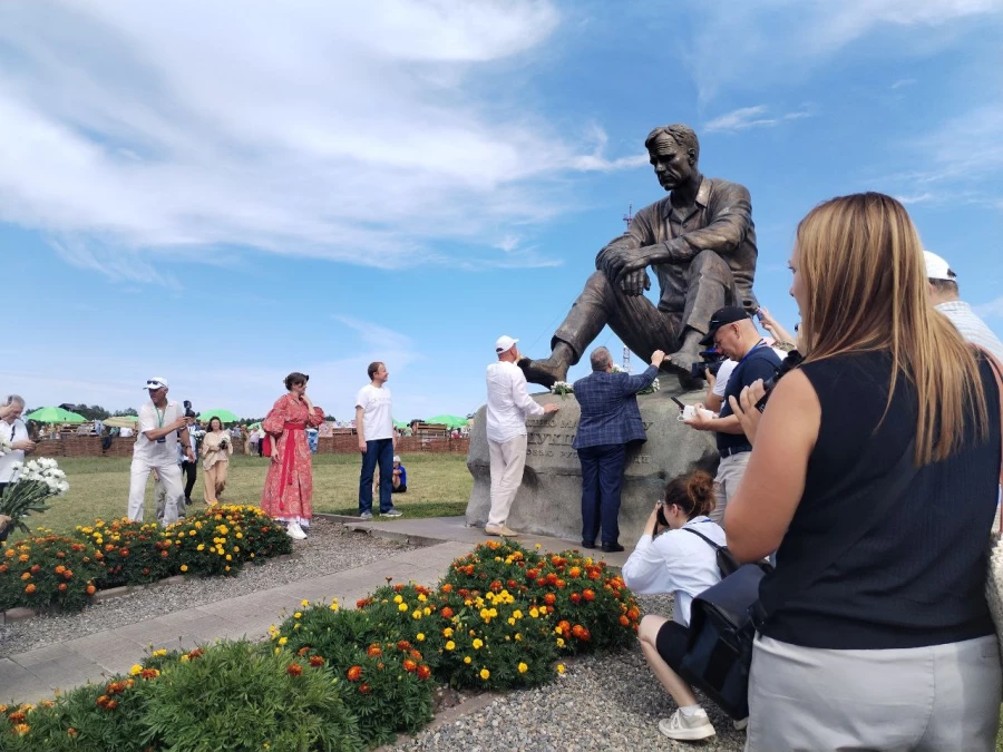 Гости фестиваля возложили цветы к монументу писателя на традиционной церемонии