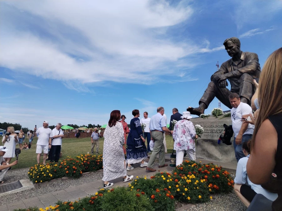 Гости фестиваля возложили цветы к монументу писателя на традиционной церемонии