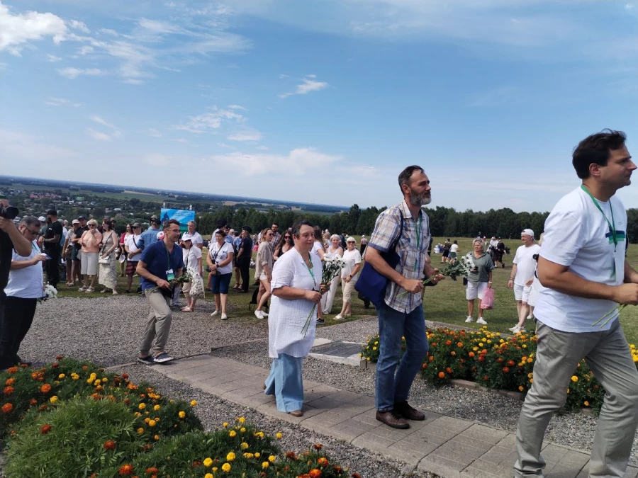 Гости фестиваля возложили цветы к монументу писателя на традиционной церемонии