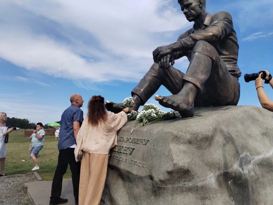 Гости фестиваля возложили цветы к монументу писателя на традиционной церемонии