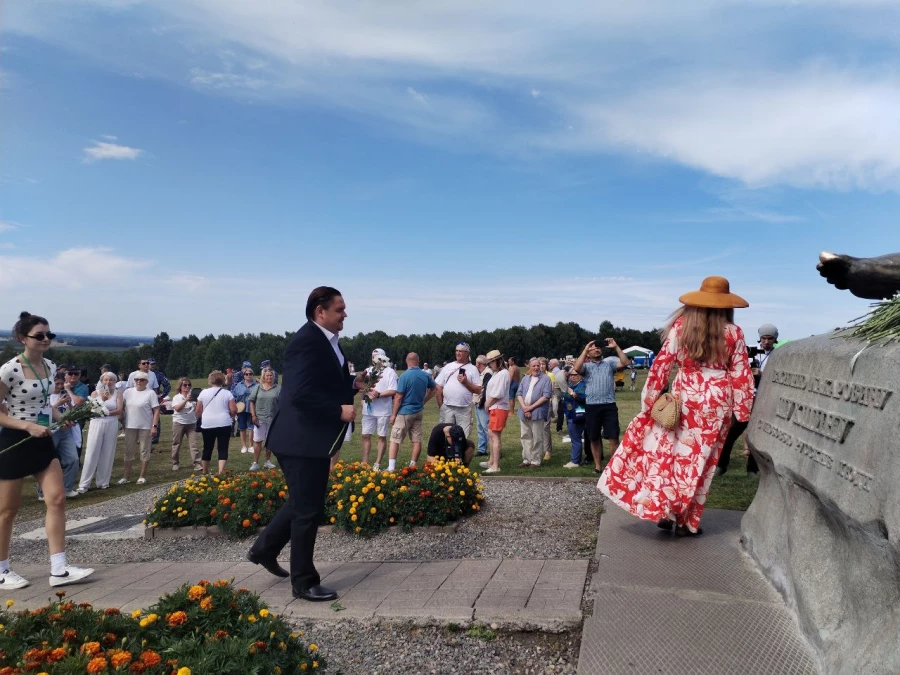 Гости фестиваля возложили цветы к монументу писателя на традиционной церемонии