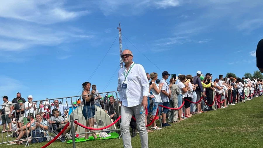 Кинозвезды прошли по красной дорожке на горе Пикет