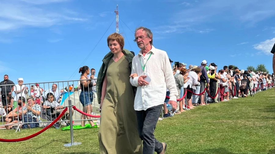 Кинозвезды прошли по красной дорожке на горе Пикет